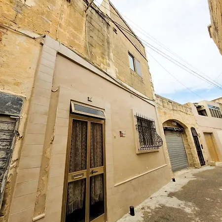 Cute Townhouse In Maltese Village Close To St Peters Pool Holiday home