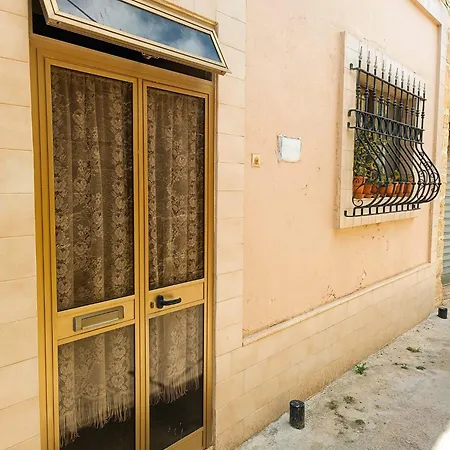 Hébergement de vacances Cute Townhouse In Maltese Village Close To St Peters Pool *
